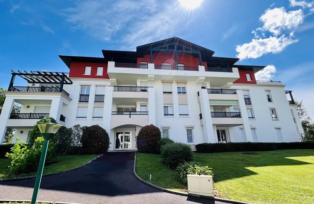 Cambo-les-Bains: T3, 4 couchages, piscine, parking, terrasse, internet, centre-ville