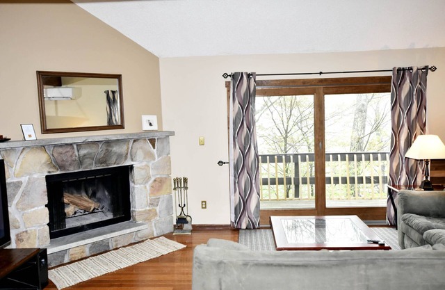 Camelback Townhouse. Near Water Park! Ask About Early-Check in & Late Check-out.