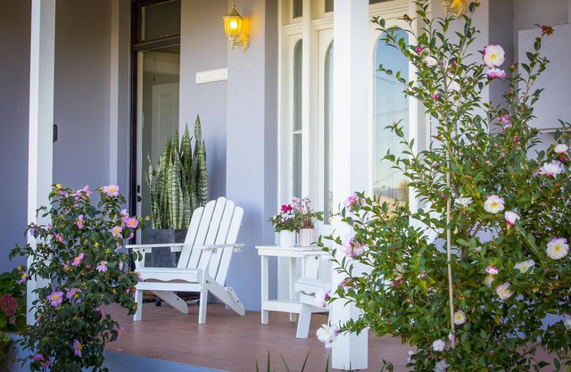 Camellia Cottage - Beautiful 3 bedroom cottage with gorgeous gardens - stroll to local cafes!