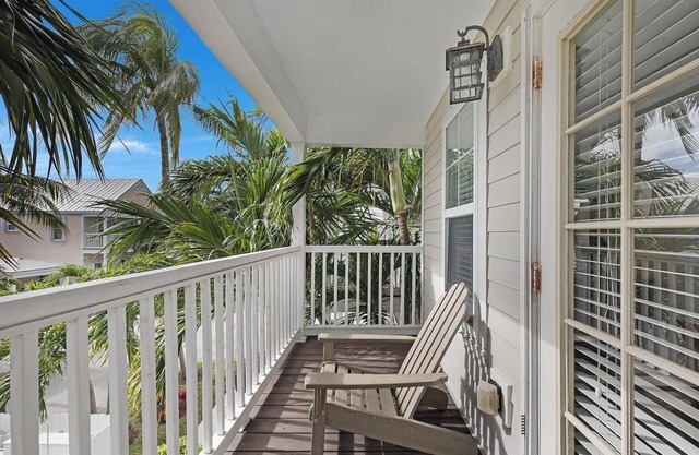 Cameron's Cozy Villa: A charming 3-bedroom house with a private pool.