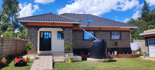 Camp Flo, Eldoret -Where Comfort Meets Tranquility in a 3-Bedroom Guest Stay -in own compound
