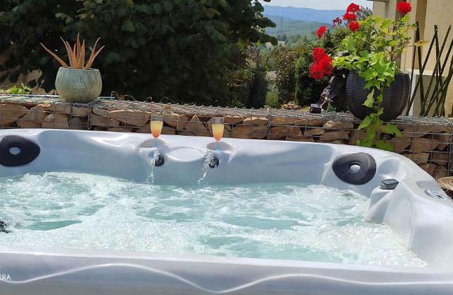 Campagne et Jacuzzi . c'est cosy le Bumble Bee !