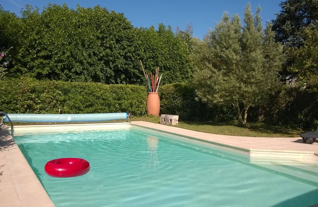 CAMPAIGN IN CITY. Heated private pool. On the edge of Charente in Saintes.