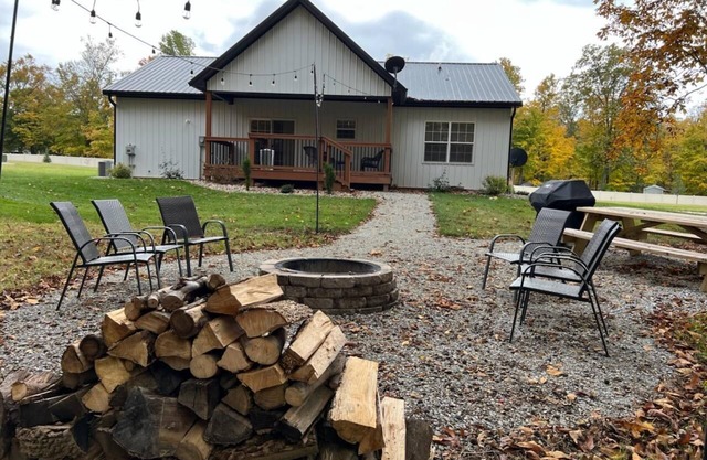 Campfire/grill/full-kitchen, Cabin near Brookville Lake