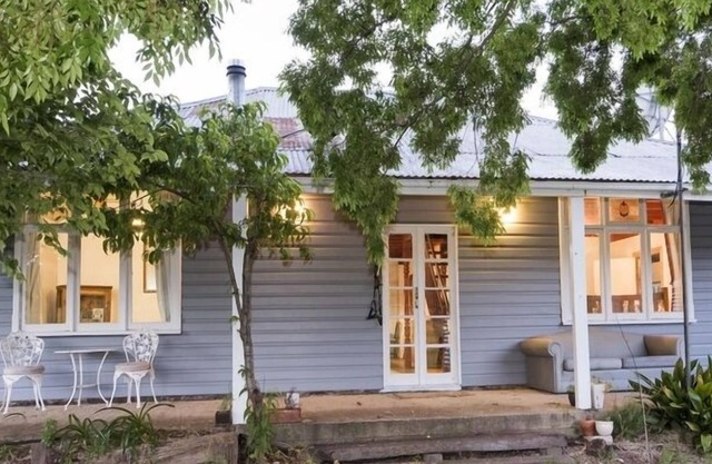 Camphill Cottage - rustic charm and comfort