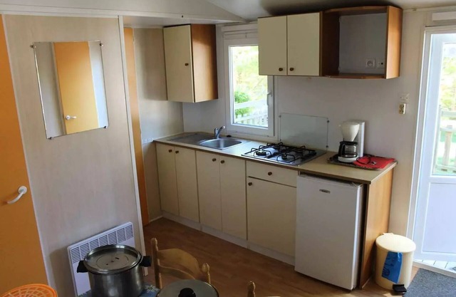 Camping de la Grande Prade * - Mobile residence comfort Acacias 4 people with semi-covered wooden terrace 18 m2 4 people