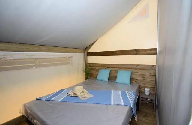 Campsite CHAMP LA CHEVRE * - Tent Lodge Comfort (with bathroom) 5 persons
