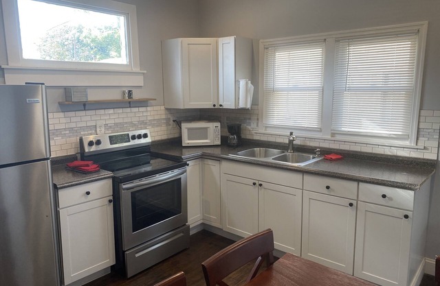 Campus Crest B (Cozy 2 bdrm Near Campus Townhouse)