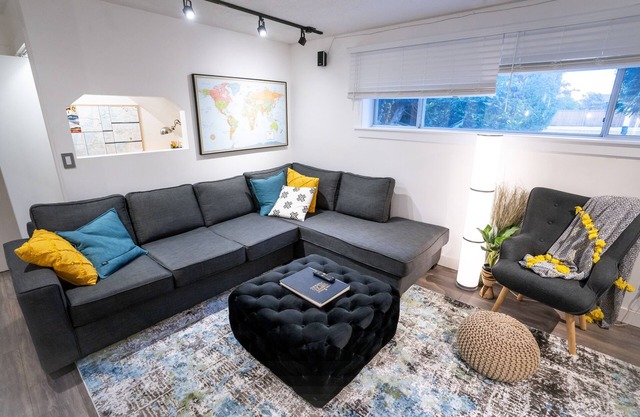 Canadian Creekside Getaway ~ Bring Your Pets!