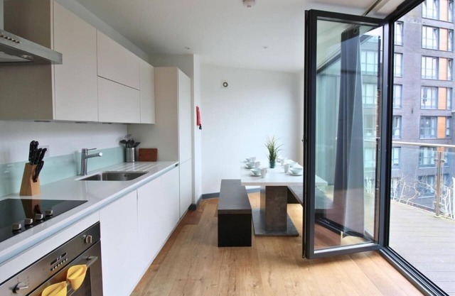 Canning Town 2 Bedroom | Convenient Aprt. Close to