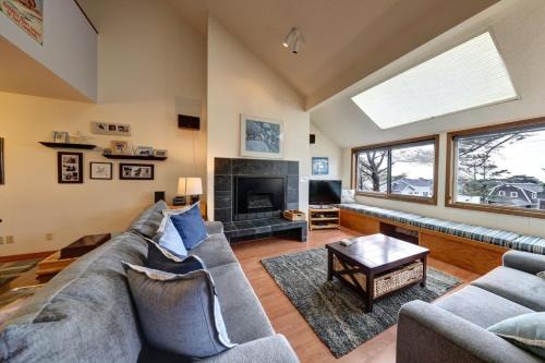 Cannon Beach Condo Ocean Views ! Close to Beach!
