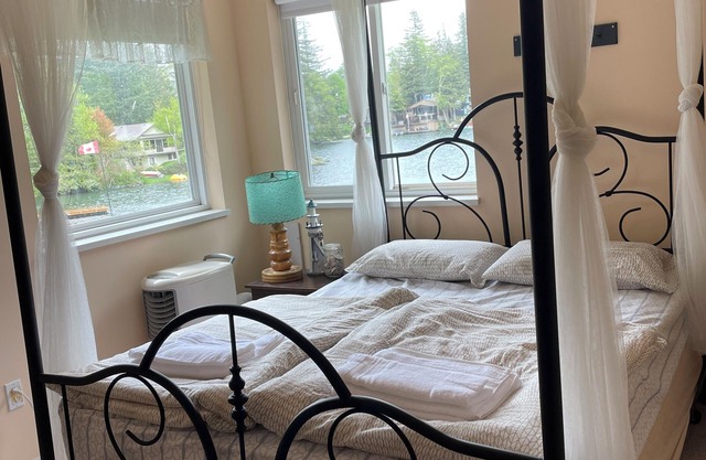 Canoe, SUP getaway lake house at Lake Errock