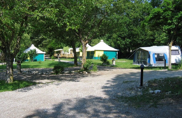 Canvas tent for 5 people in a quiet campsite at Les Prés