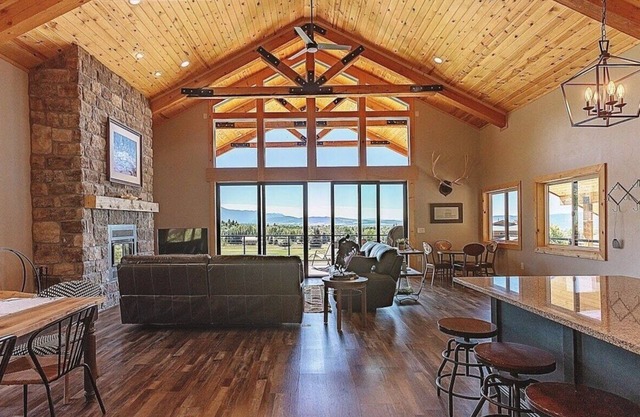 Canyon Pines Retreat ⁓Fits large families ⁓Hot Tub ⁓ On Golf Course ⁓ Mtn Views