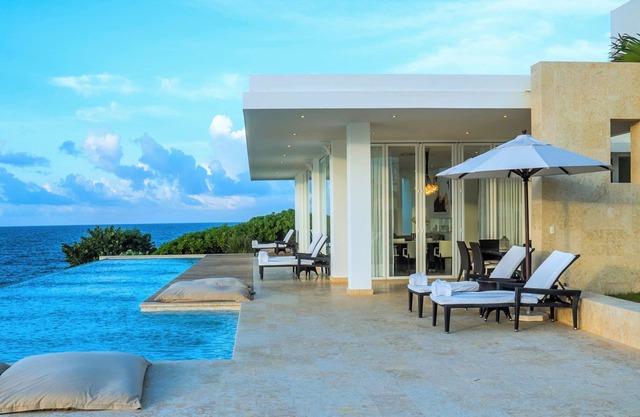 Cap el Limon, Oceanfront 4-Bedroom Villa Chavelli with Pool