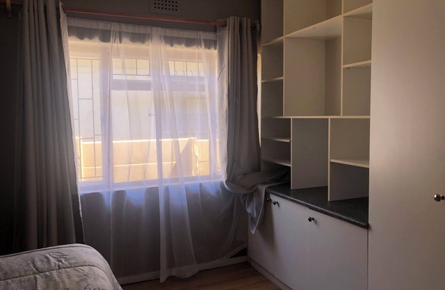 Cape Town (Plumstead), South Africa, 3 bedroomed 2 bathrooms free standing house