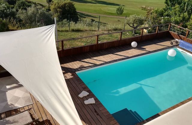 Capesp34: Contemporary golf villa