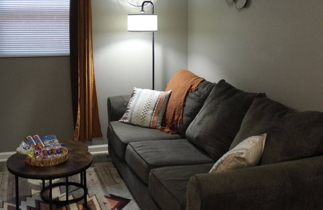 Capital Manor Retreat: Steps Away from Downtown