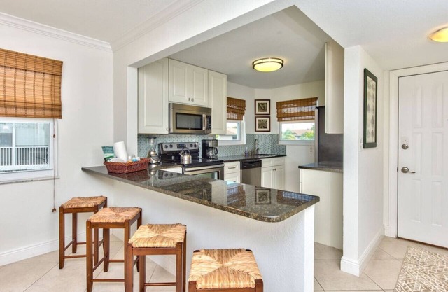 Capri Vacation Rental: newly upgraded 2-bed, 2-bath condo in Lely Golf Resort, just a short drive from 5th Avenue, golf courses, and dining. Enjoy stunning views of the 10th hole and resort-style pool, plus convenient access to all amenities