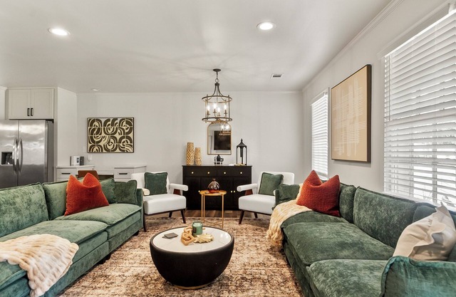 Capstone Manor Luxe Design 3bd2ba No Fees Central yet Tranquil