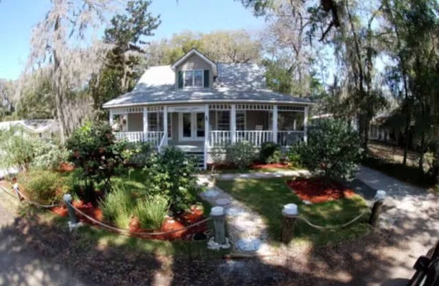 Captain's Cottage in Shellman Bluff - a charming cottage family and pet friendly