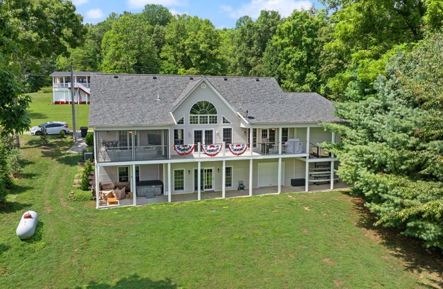 Captain's Lodge+ Nolin Lake + Mammoth Cave+ Arcade + Hot Tub, Table Tennis + Foosball+ Pizza Oven