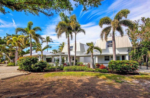 Captain's Nest Sanibel, with Pergola on East End