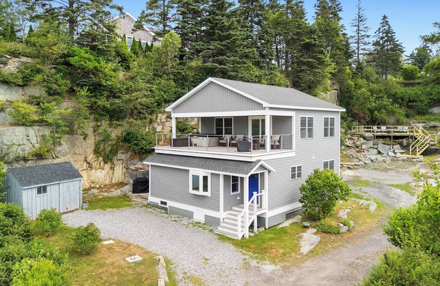 Captain's Quarters, newly renovated home with hot tub