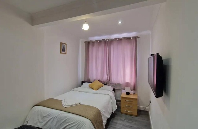 Captivating 2-Bed Apartment in Ilford