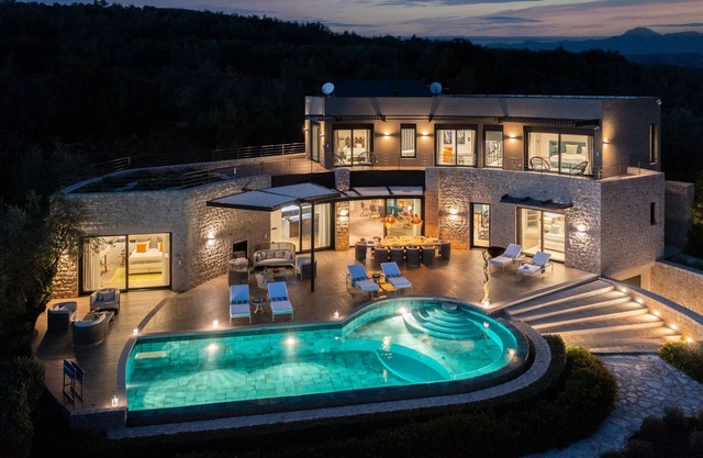 Captivating 5br pool villa close Navarino Golf