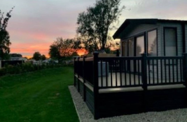 Captivating Bluebell Lodge 2-bed Cotswolds Caravan