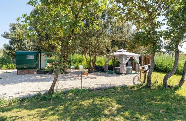 Caravan "Cocoon Insolite" with Private Terrace & Wi-Fi