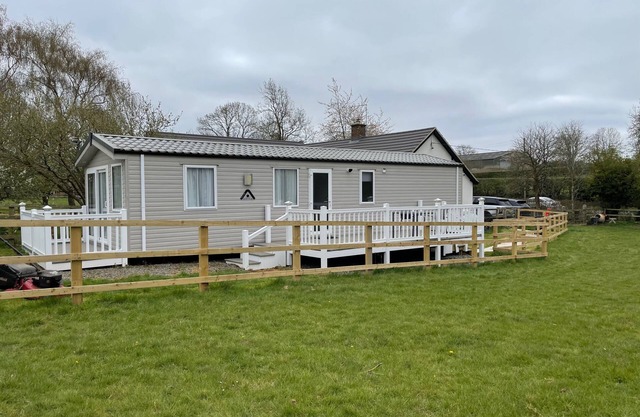 Caravan in Holcot - Sleeps 6 - Pet Friendly