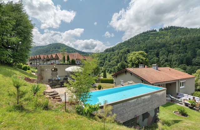 Caravan 'Poolhouse' with Mountain View, Private Pool and Wi-Fi