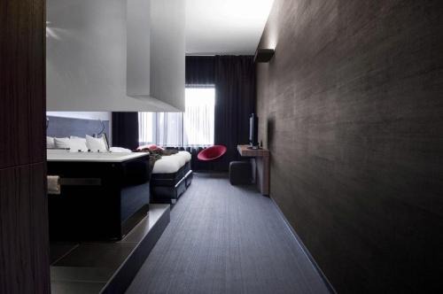 Carbon Hotel