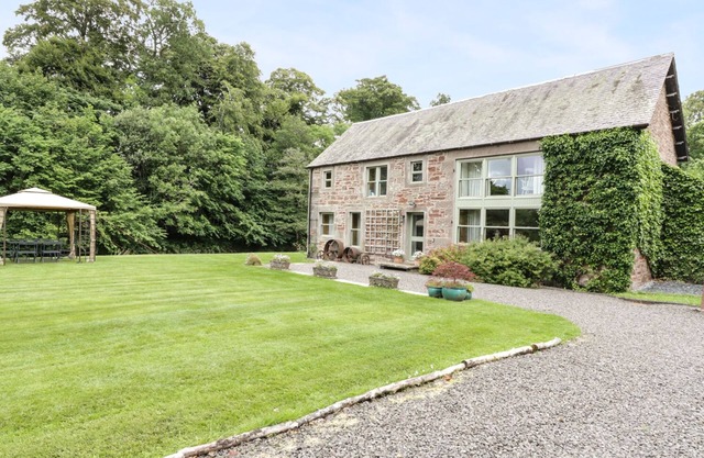 CARDEAN MILL, pet friendly, character holiday cottage in Blairgowrie