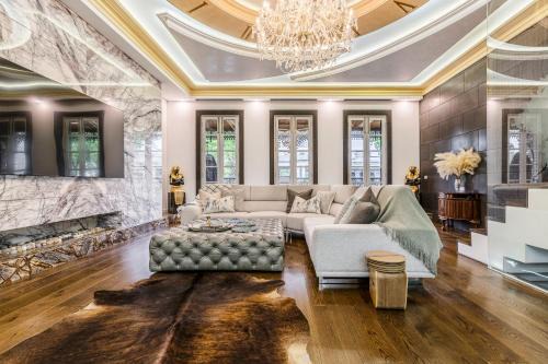 Carlton Luxury Kings Mansion - 5min to CBD, Garage and Rooftop
