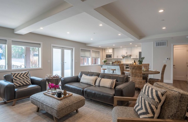 Carmel-By-The-Sea Two King Bedroom Rental w/En Suite Granite Baths
