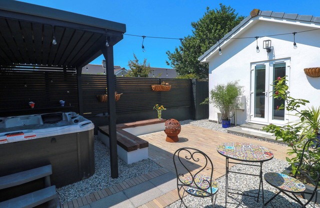 CARN BREA, pet friendly, with hot tub in Redruth