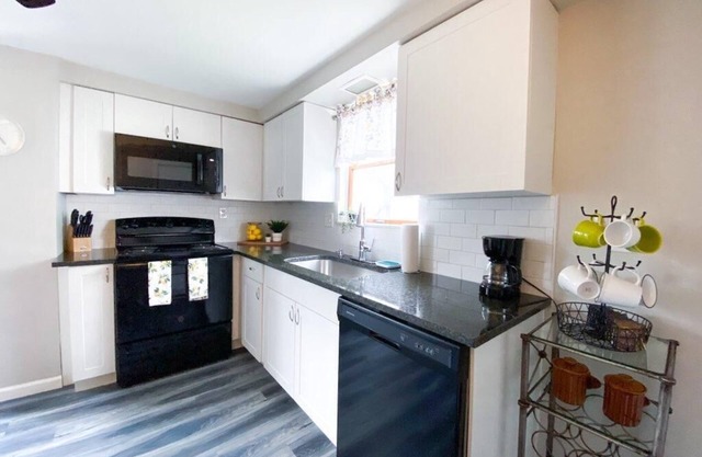 Carnegie Cottage - Close to City and Busway!