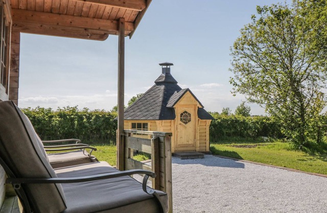CARR HOUSE, family friendly, with hot tub in Clayton Le Dale