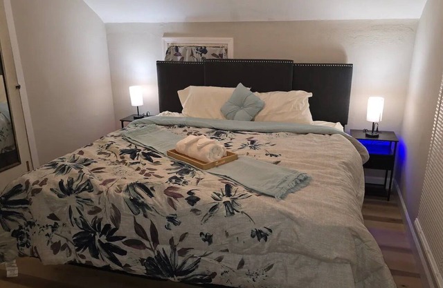 Carriage House by CMU - Upper Condo - Kitchen, King Bed, 65" TV Fast WiFi & AC