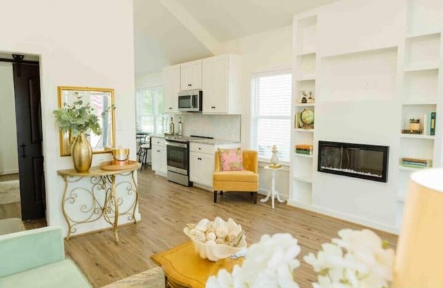 Carriage House: Stylish Lakefront 1BR Cottage