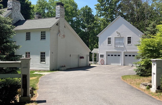 “Carriage House” Walking Distance Private 5 Acres.