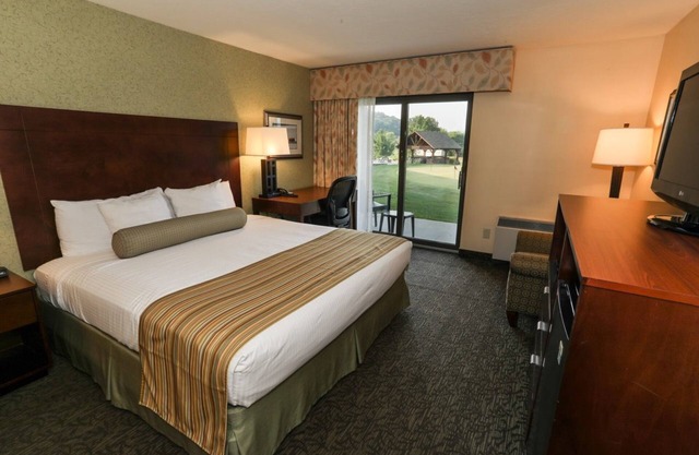 Carroll Valley Accessible | King Room + Golf Views