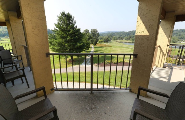 Carroll Valley Retreat | King Deluxe + Pool & Golf