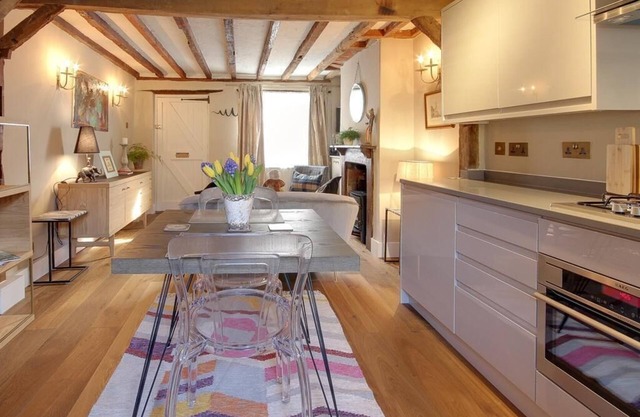 Cartref - Grade II Listed cottage situated in the of Farnham