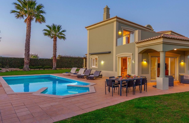 Carvoeiro Escape w/Heatable Pool & BBQ