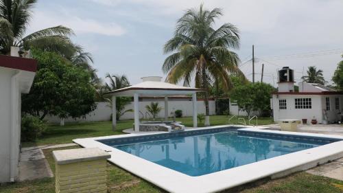 Casa, alberca privada y jardín