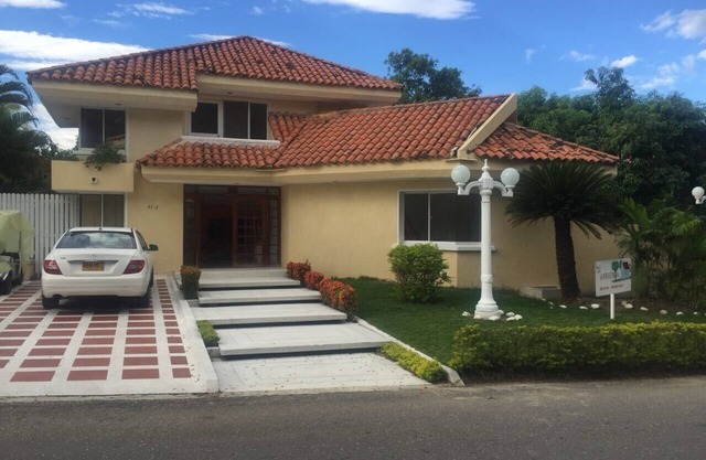 Casa amplia, independiente, fresca, acogedora. Condominio El Peñon Giraradot